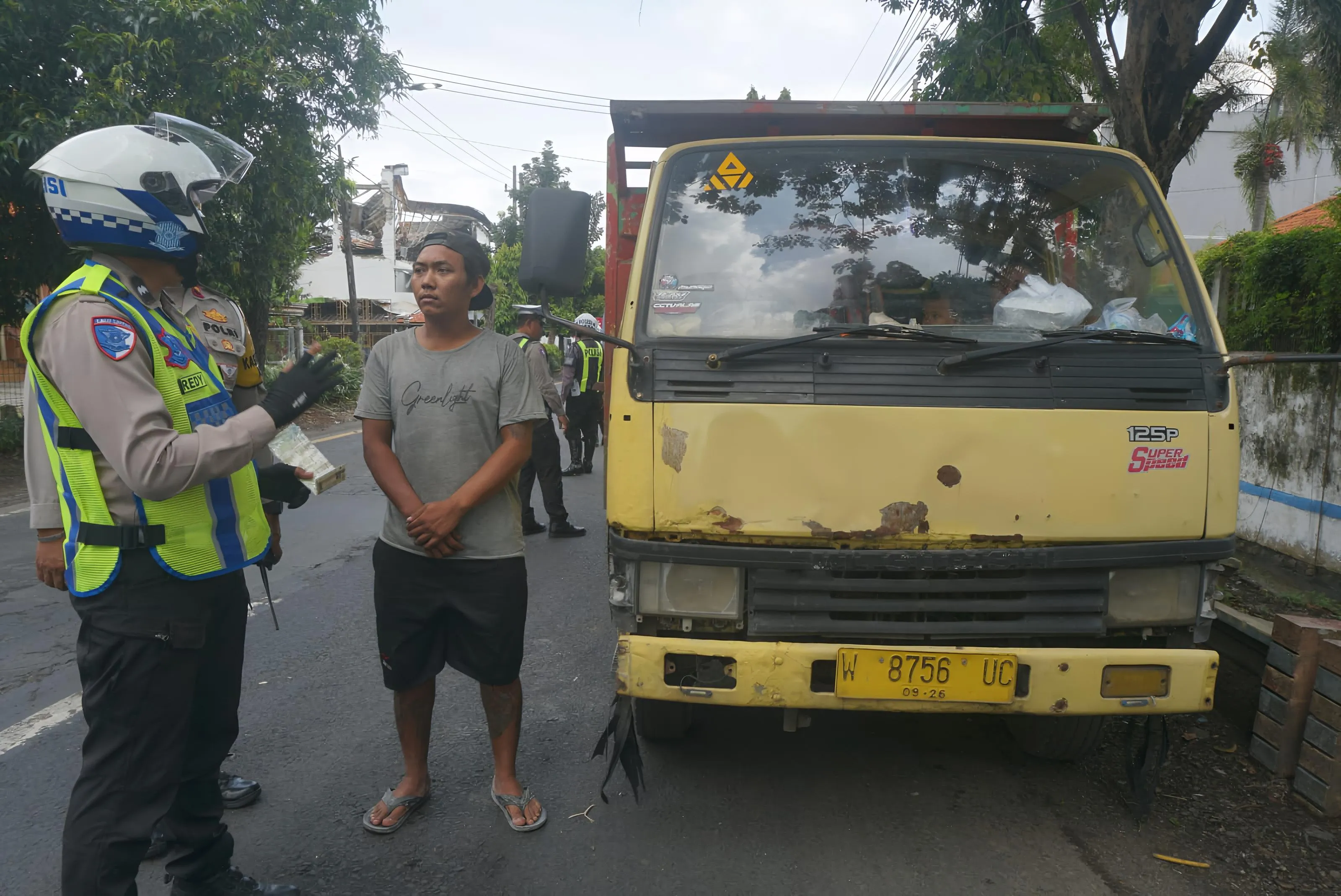 Parkir Sembaragan,Satlantas Polres Jombang Sanksi Sopir Truk Hafalkan Pancasila