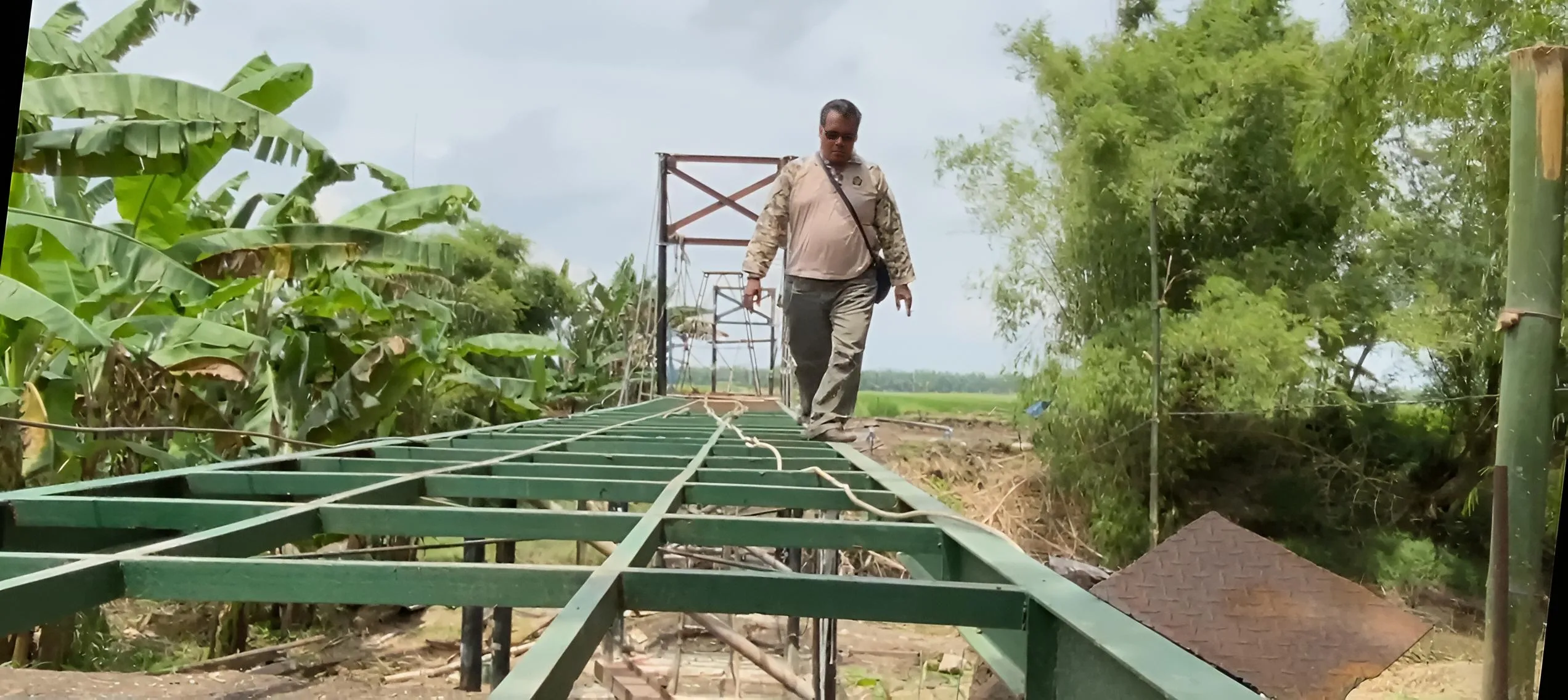 Pendampingan Pembangunan Jembatan Perintis Garuda Oleh Babinsa Bagor Wetan Dorong Konektivitas dan Kesejahteraan Masyarakat