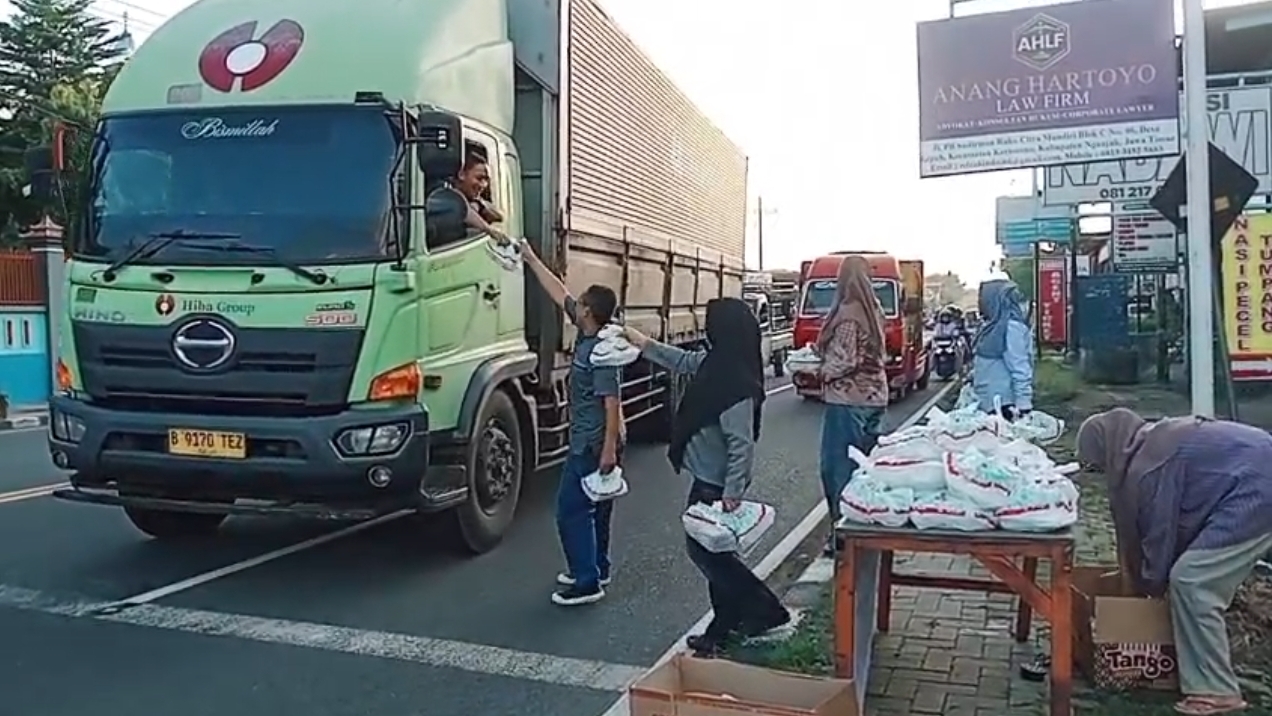 Pengacara Muda Kertosono Turun ke Jalan, Bagi Takjil Gratis Bikin Hati Jadi Hangat