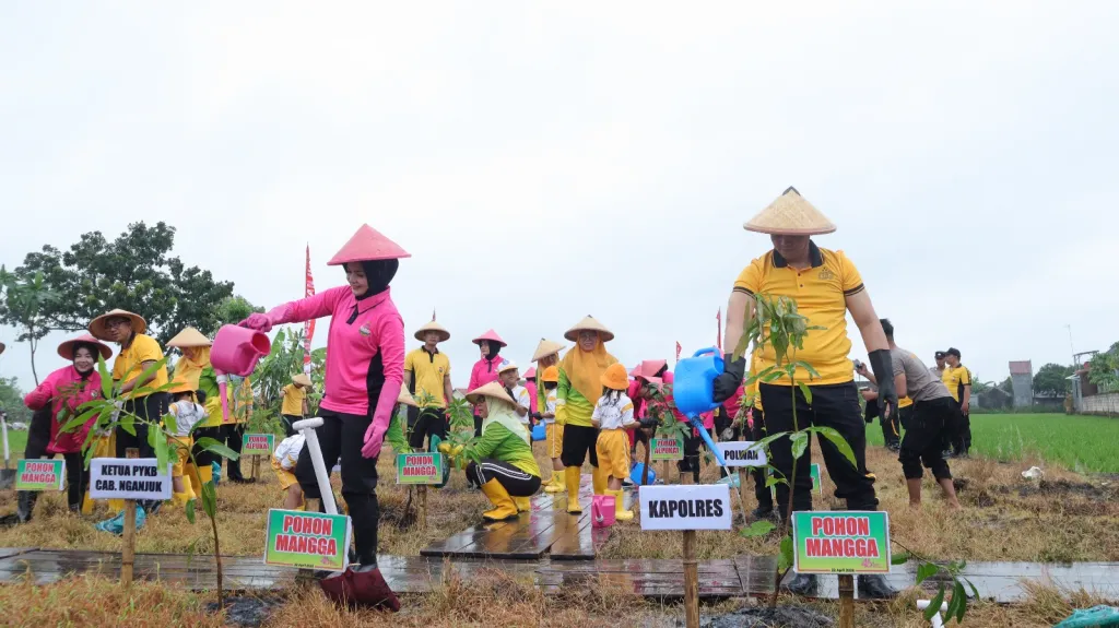 Tanam 70 Pohon, YKB Nganjuk Ajak Anak TK Cintai Alam Sejak Dini