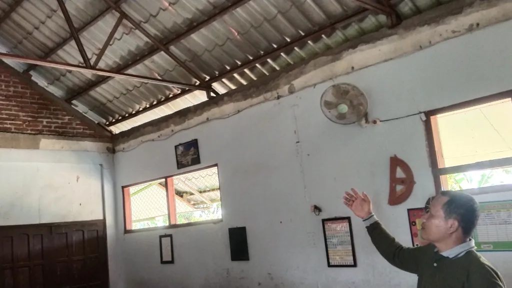 Atap Jebol & Kayu Lapuk, Dua Ruang Kelas SDN Plosoharjo 2 Pace Terbengkalai, Usulan Rehab Tak Kunjung Didengar