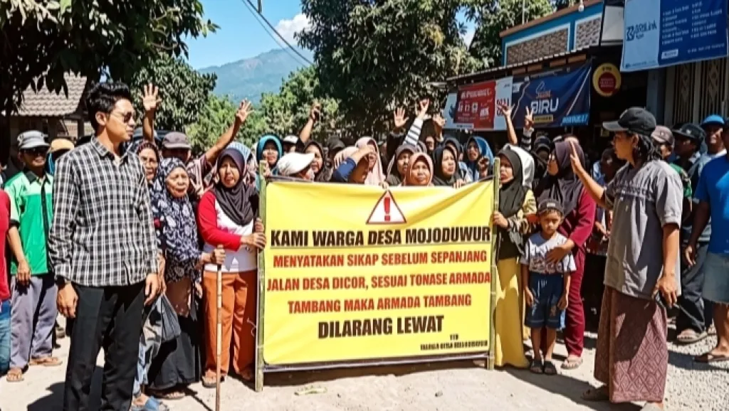 10 Tahun Sabar Berujung Blokade, Ratusan Warga Mojoduwur Nganjuk Kepung Jalan, Tuntut Truk Tambang Setop Melintas