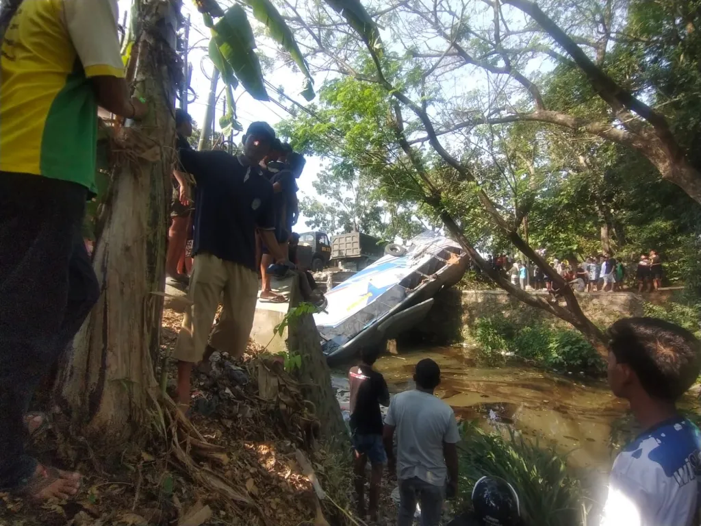 Brak! Tabrak Truk Fuso di Jembatan Paron Nganjuk, Bus Sugeng Rahayu Terbalik Masuk Sungai