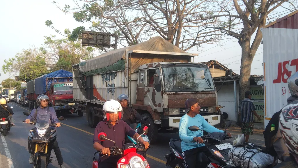 Truk Boks Hancur Dihantam Kereta Api di Bagor Nganjuk, Jalur Nasional Macet