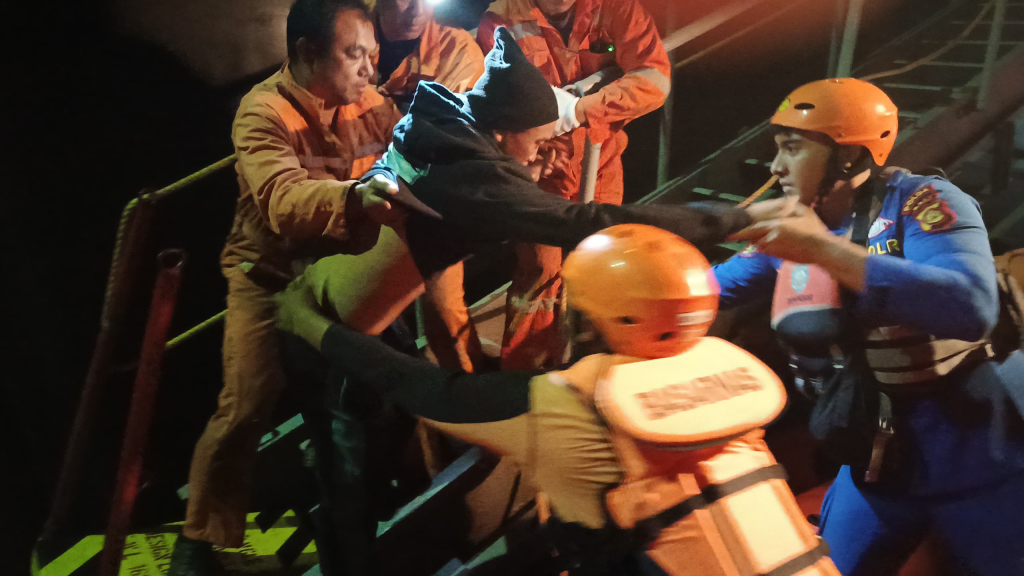 ABK M/V Athanasia C Dievakuasi dari Tengah Laut ke RS Siloam Tim SAR Gabungan