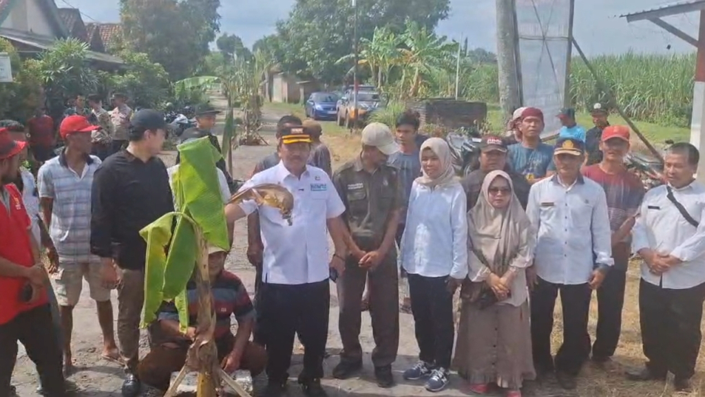 Bupati Nganjuk Janji Perbaiki Jalan Rusak di Ngronggot dalam Sebulan