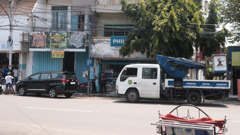 Selain Rumah Pejabat KPK juga Geledah Toko Listrik Satria