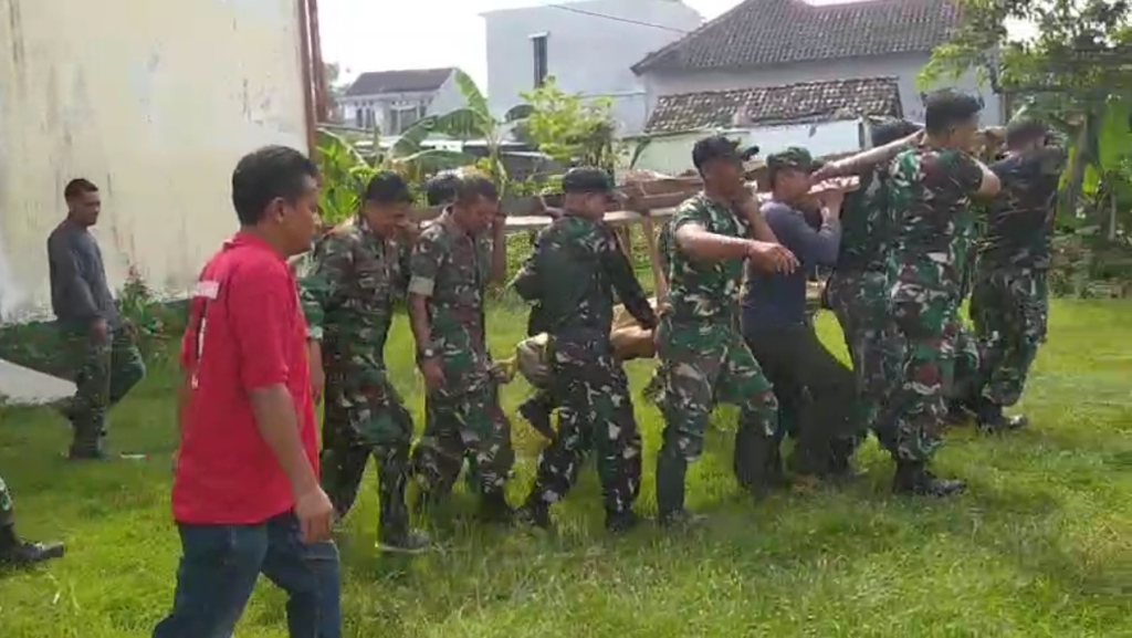 Patung Marsinah Terabaikan, TNI dan Warga Gotong Royong Pindahkan ke Lokasi Layak