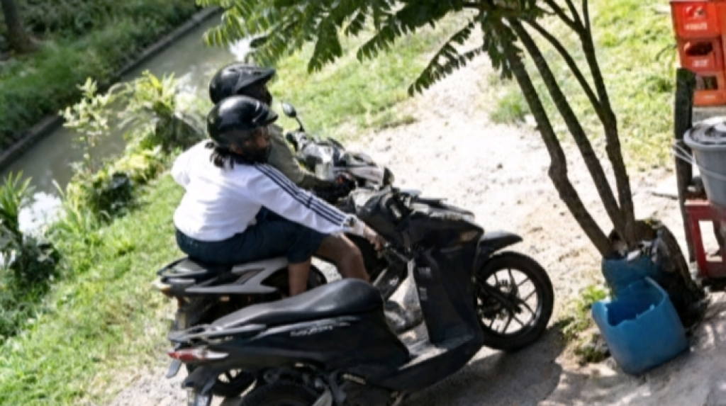 Aksi Rapi & Terkoordinasi, Pasutri Pencuri HP Terekam CCTV dan Viral