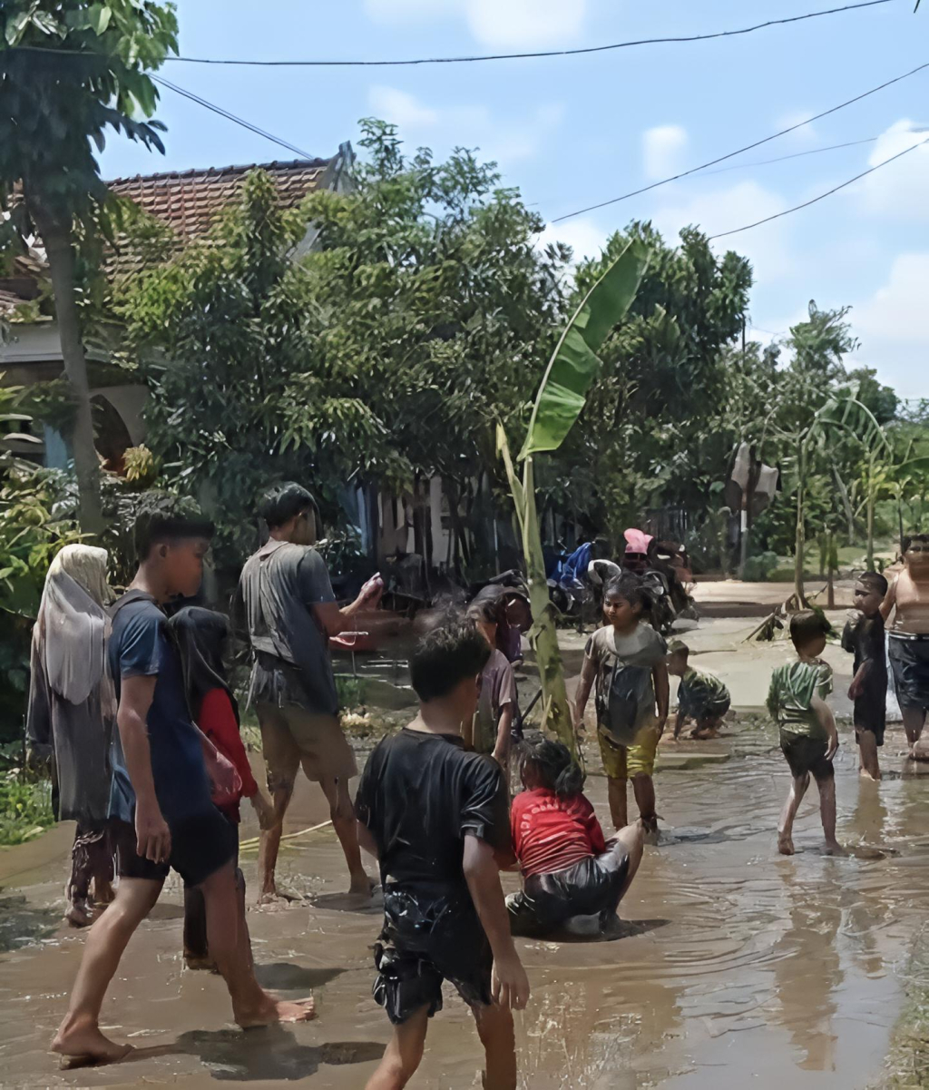 Aksi Protes Unik Warga Kelutan, Tanam Pisang dan Tebar Lele di Jalan Rusak