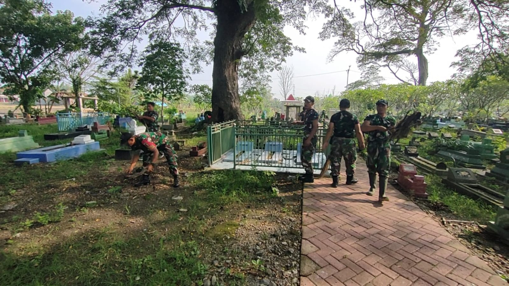 Hormati Jasa Pahlawan, Kodim 0810 Nganjuk Gelar Karya Bakti di Makam Marsinah