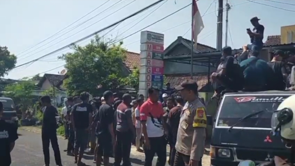 Tak Pernah Ngantor, Kasun Sembung Sawahan di Demo Ratusan Warga
