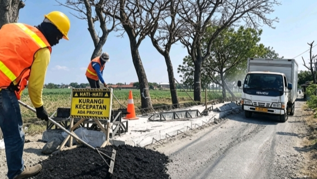 Jalan Kecubung Pace - Sukomoro Diperbaiki, Pengendara Wajib Waspada & Kurangi Kecepatan