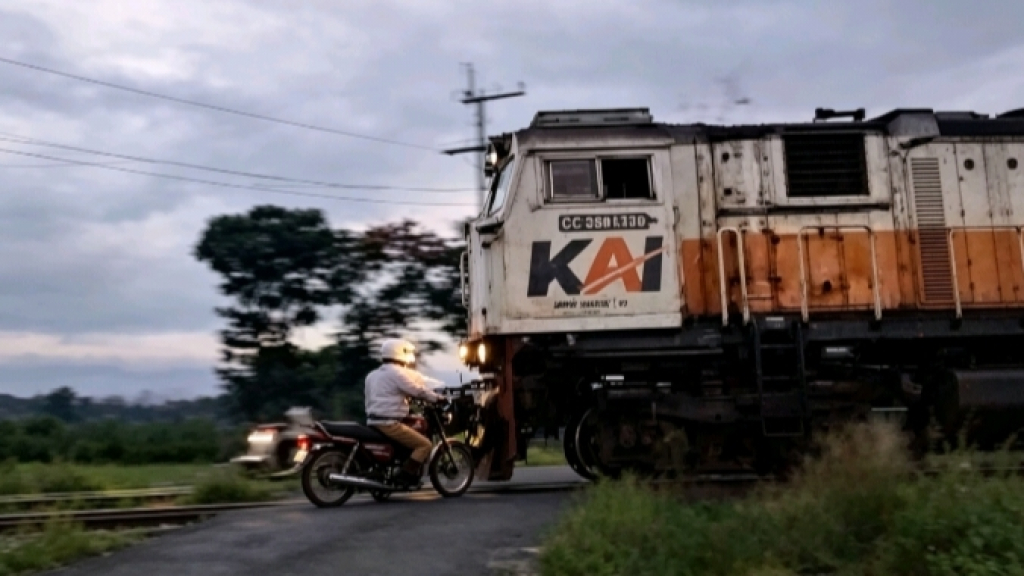 Pengendara Motor di Jember Tertabrak KA Sangkuriang di Perlintasan Kotok-Arjasa