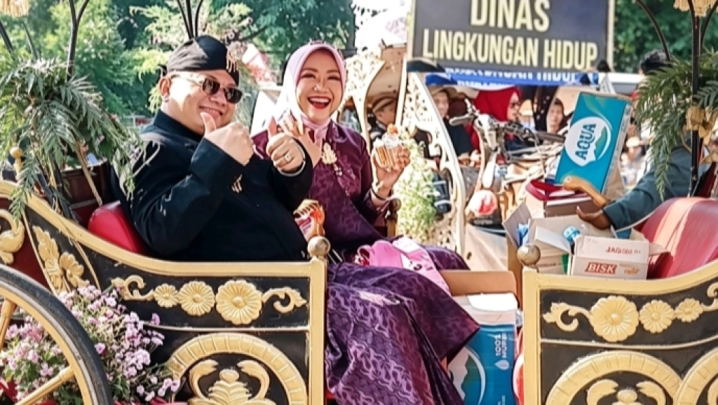 Meriahkan Boyong Natapraja Nganjuk, Aksi Kadis DLH Naik Andong dan Bagi-Bagi Snack Curi Perhatian Warga