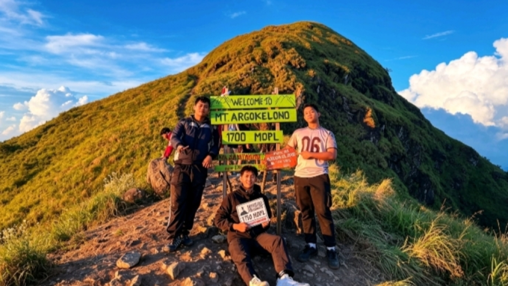 Menjemput Fajar di Puncak Argo Kelono, Kisah Tiga Remaja Nganjuk Penantang Medan Ekstrem & Kabut Kediri