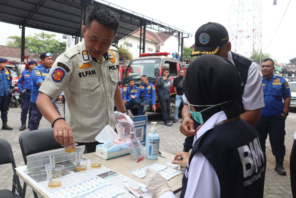 Satu Anggota Positif Sabu, Puluhan Personel Satpol PP dan Damkar Kabupaten Blitar Mendadak Dites Urine
