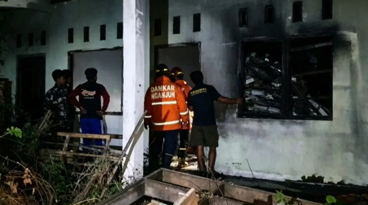Merembet Lewat Akar Tanaman, Gudang Kayu Ponpes Ainul Yaqin di Bagor Nganjuk Ludes Terbakar