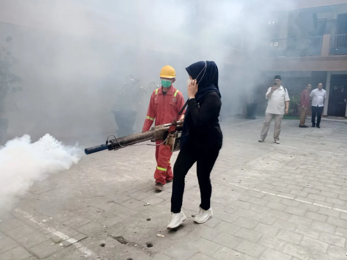 Cegah Demam Berdarah Jelang Muktamar ke-35 NU, DPR-RI Lia Istifhama dan Dinkes Jombang Gelar Fogging Masif