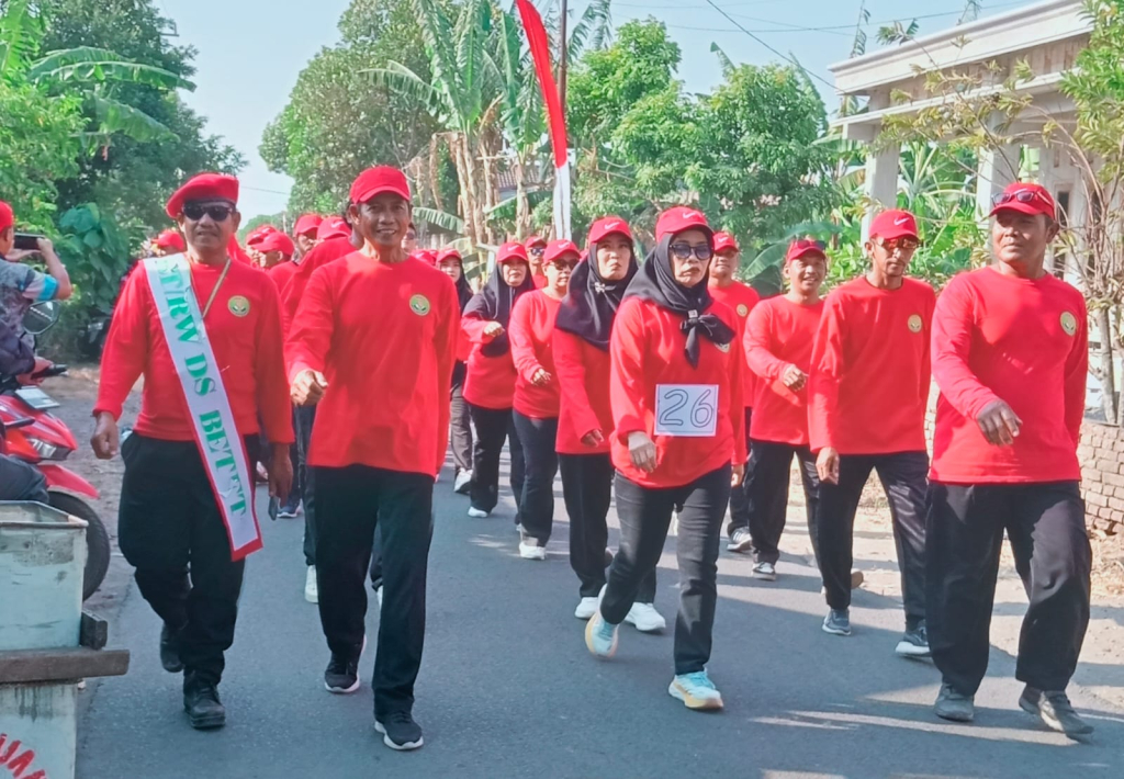 Mbah Carik Turun Gunung, Tim MBS Betet Curi Perhatian di Gerak Jalan PHBN Ngronggot