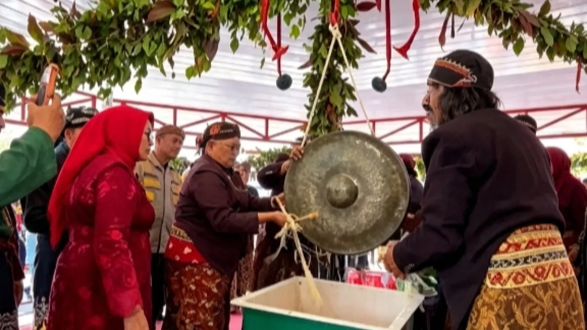 Berebut Tuah Air Siraman Gong Kyai Pradah, Tradisi Penghapus Petaka yang Tak Pernah Padam di Blitar