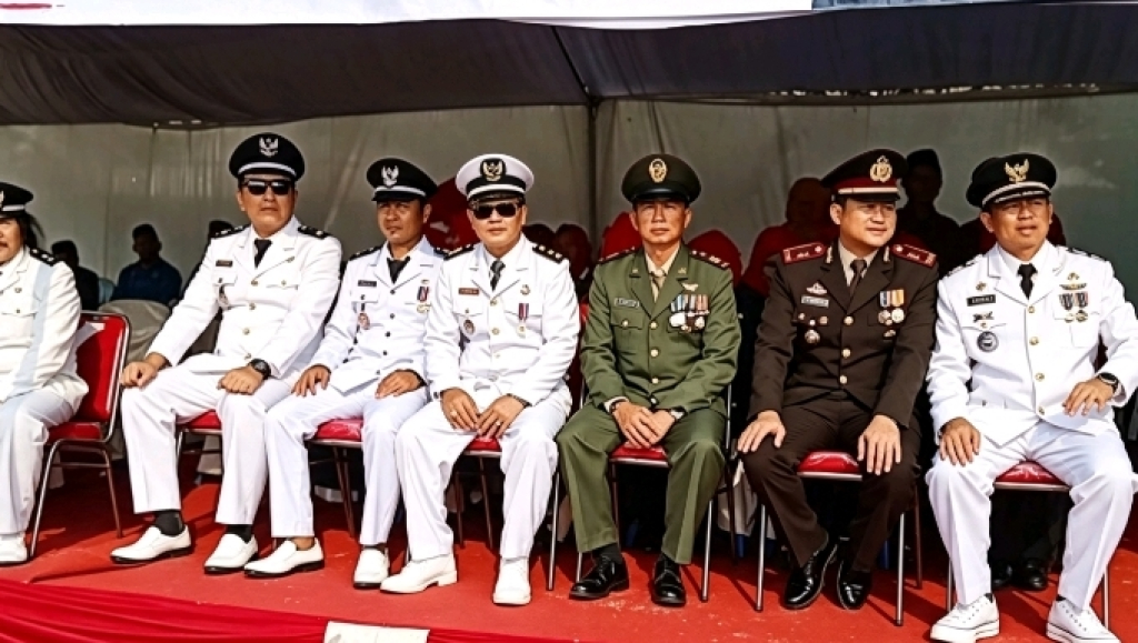 Jajaran Forkopimcam Baron usai upacara bendera di Ulang Tahun (HUT) Kemerdekaan Republik Indonesia ke-81 di Lapangan Baron (Mr Boni/SRTV)