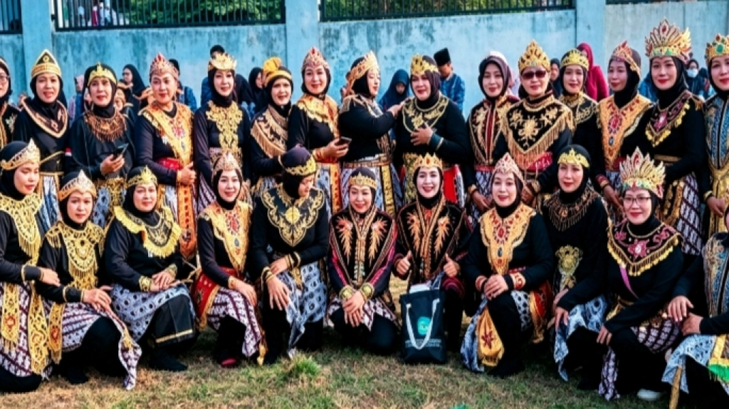 Siswa-siswi SD, RA, dan TK se-Kecamatan Baron saat membawakan Sendratari Rampak dalam peringatan HUT RI ke-81 di Lapangan Baron, Kabupaten Nganjuk (Mr Boni/SRTV)