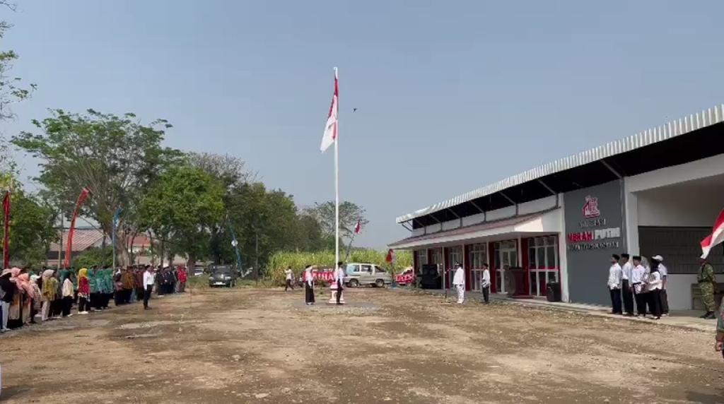 Suasana khidmat upacara bendera HUT Ke-81 RI yang digelar Pemerintah Desa Tekenglagahan di halaman Koperasi Desa Merah Putih (KDMP), Kecamatan Loceret, Nganjuk (Jamal/SRTV)