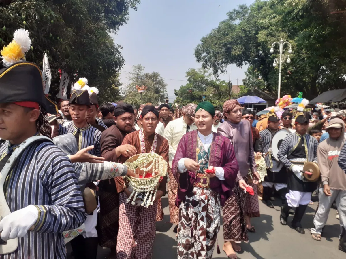 Satu Abad Lebih Bertahan, Ribuan Warga Trenggalek 'Nyeker' dan Berebut Tumpeng di Puncak Hari Jadi ke-832
