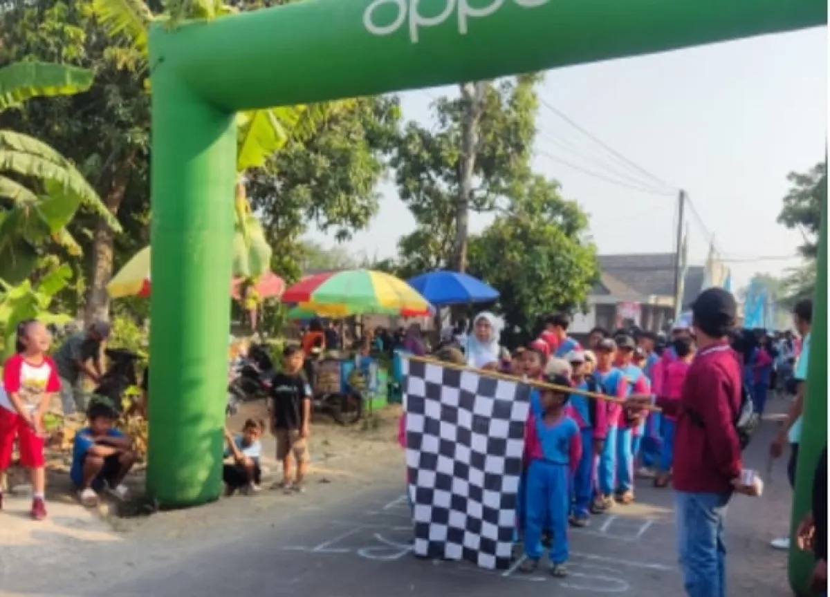 Kemeriahan HUT RI ke-81, Ratusan Warga Dusun Plosolanang Kediri Tumplek Blek Ikuti Jalan Santai Berhadiah Elektronik
