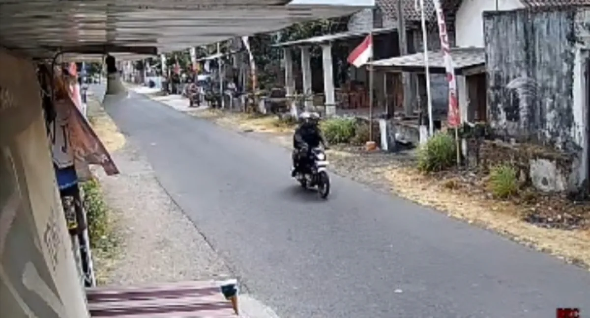 Aksi Duo Jambret Berhelm Rapat Gasak Kalung Emas Ibu-Ibu di Baron Terekam CCTV