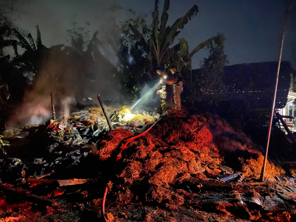 Dipicu Bekas Pembakaran Sisa Pakan, Kandang Ternak di Bagor Nganjuk Dilalap Si Jago Merah