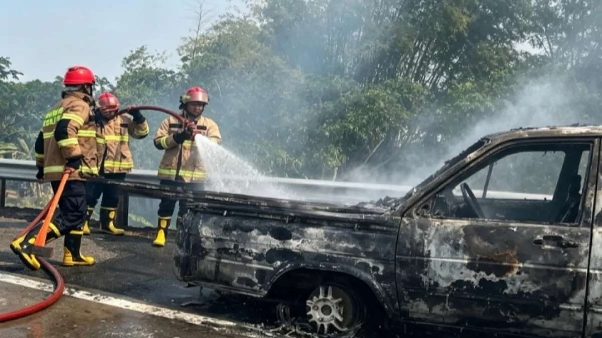 Diduga Korsleting Listrik, Pick Up L300 Meledak dan Ludes Terbakar di Tol Nganjuk