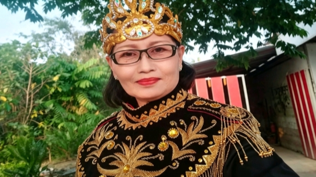 Lilik Semirah penata rias sekaligus guru senior TK Dharma Wanita 2 Sambiroto, sang maestro Bumi Anjuk Ladang (Mr Boni/SRTV)