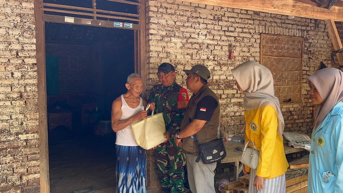 Gandeng Awak Media Hingga Mahasiswa, Kodim 0810/Nganjuk Bagikan Ratusan Paket Sembako Untuk Warga Kurang Mampu