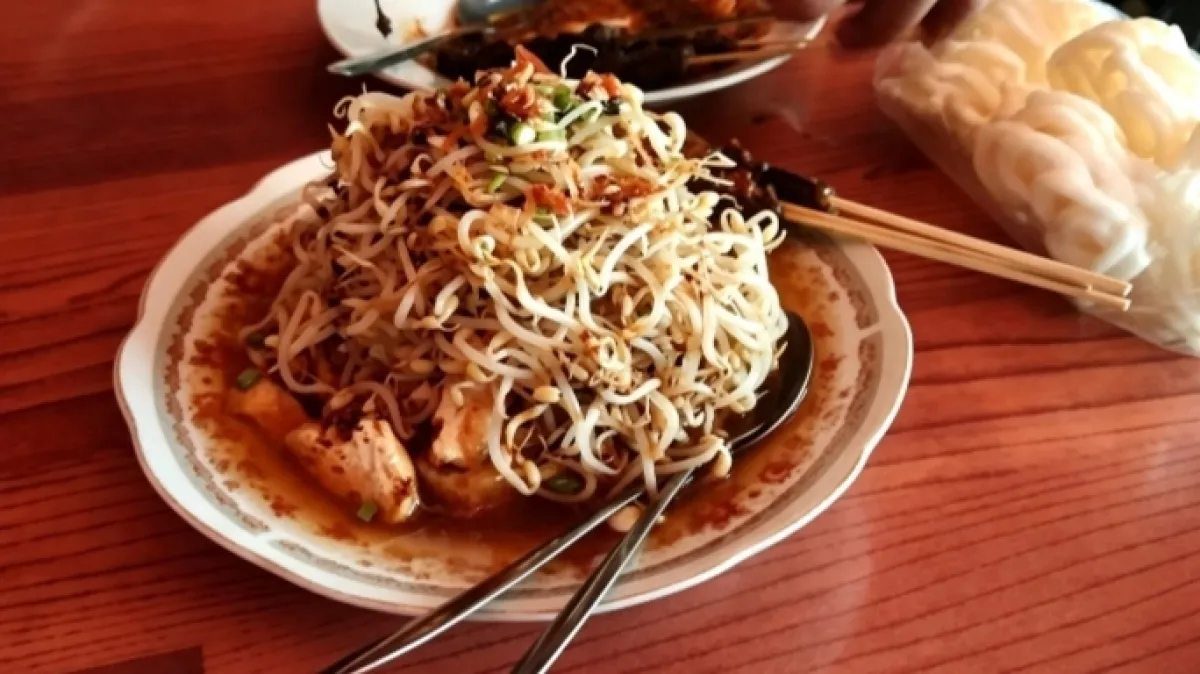Lontong Balap Garuda Cak Alim, Suguhan Kuliner Legendaris yang Memikat Warga Nganjuk