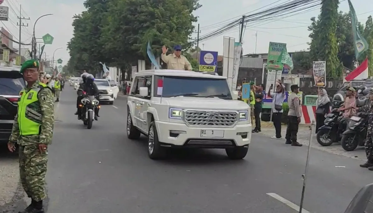 Naik Maung Putih, Presiden Prabowo Disambut Ribuan Warga di Muktamar NU ke-35 Jombang
