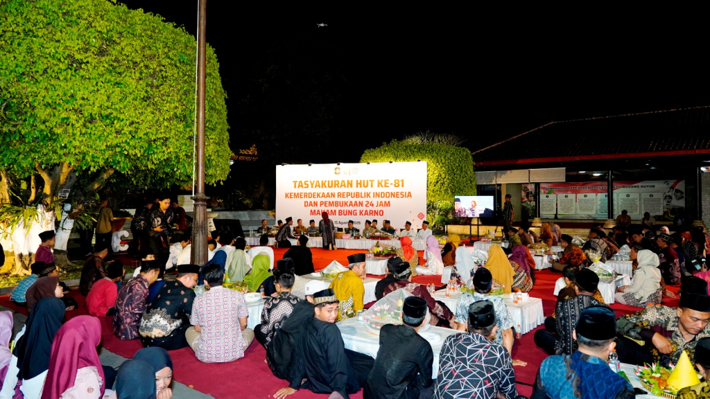 Makam Bung Karno (MBK) buka24 jam nonstop keputusan ini untuk mempermudah peziarah dari luar kota (Aziz/SRTV).