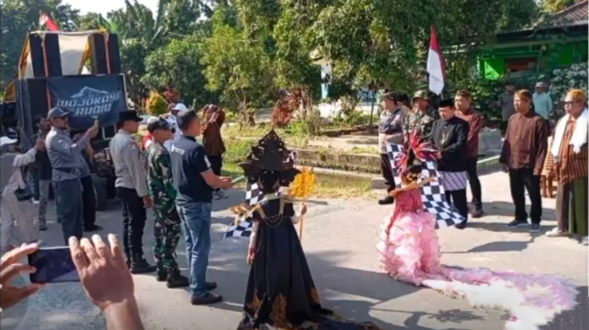 Semarak HUT RI ke-81, Pemdes dan Warga Bukur Nganjuk Gelar Pawai Budaya
