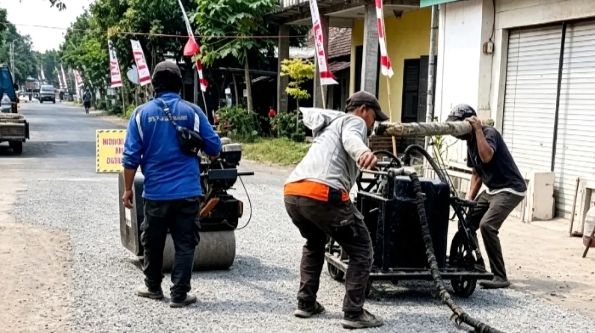 Dinas PUPR Nganjuk Gerak Cepat, Tim URC PJ Kertobaworo Tambal Jalan Rusak Bulakmiri