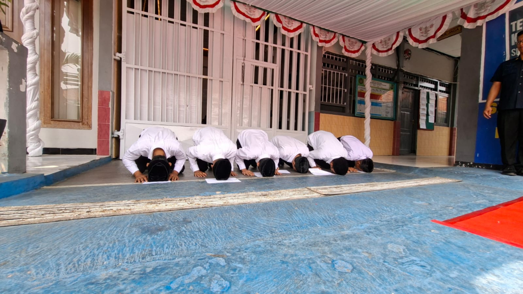 Enam warga binaan Rutan Kelas IIB Nganjuk melakukan sujud syukur di balik gerbang Rutan usai menerima Remisi Umum (RU) II dan dinyatakan langsung bebas (ist/Zaki/SRTV)