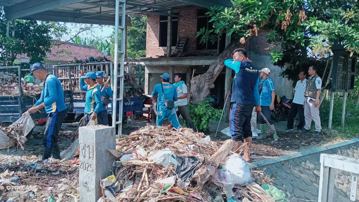 Bersihkan Penumpukan Sampah di Ngronggot, Tim Gabungan Amankan Aliran Irigasi Pertanian Nganjuk