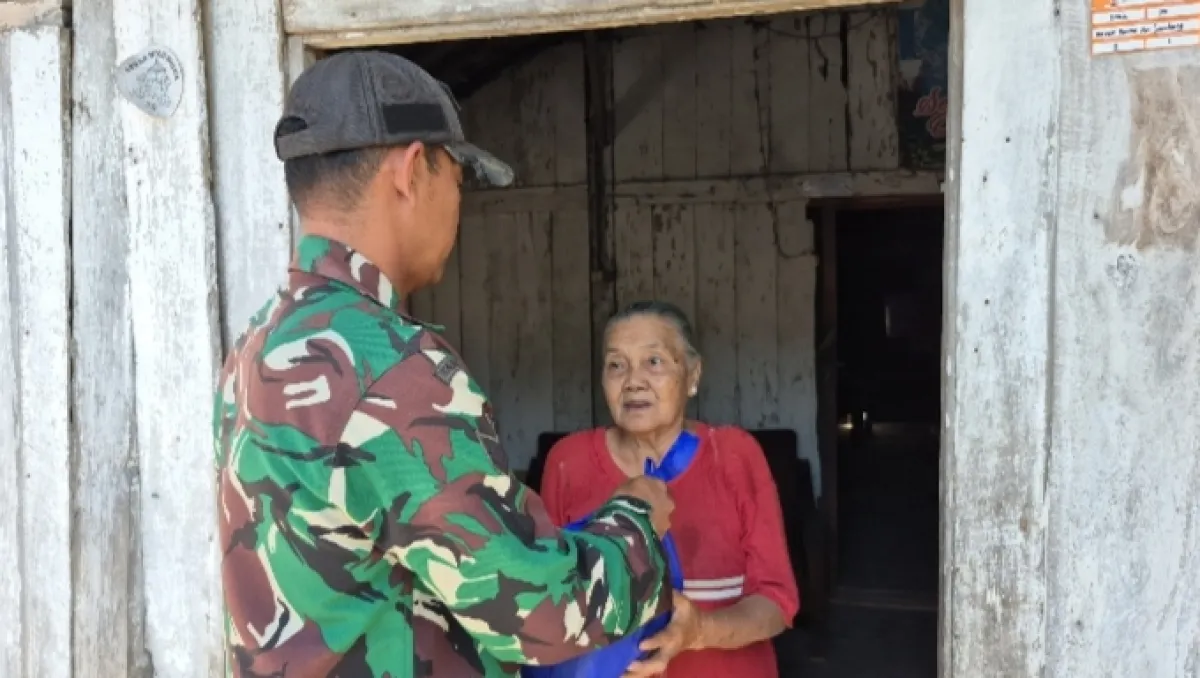 Sambut HUT ke-81 RI, Kodim 0810/Nganjuk Door-to-Door Bagikan Ratusan Paket Sembako ke Warga