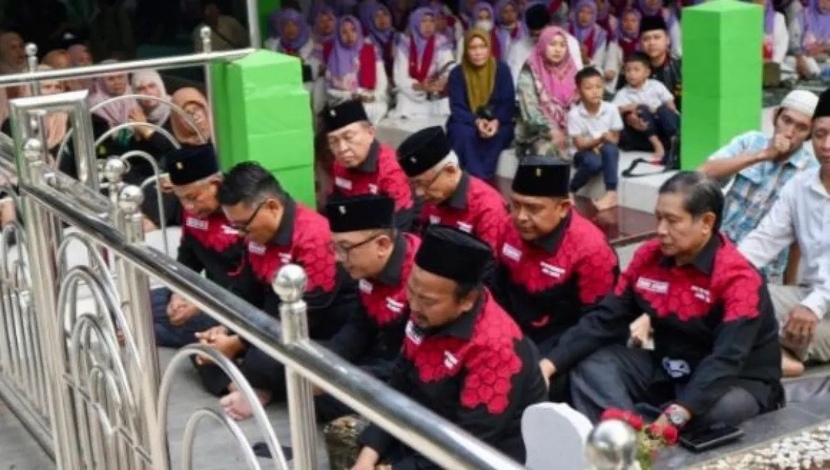 Ziarah ke Makam Tiga Tokoh NU Jombang, DPD PDIP Jatim Dirikan Posko Kesehatan Muktamar