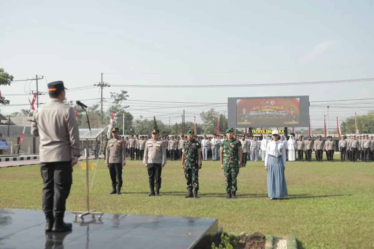 Apresiasi Paskibraka hingga Polwan, Kapolres Blitar Serahkan Penghargaan di HUT ke-78 Polwan RI