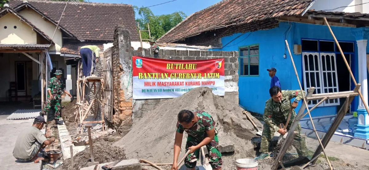 TNI Hadir untuk Rakyat, Babinsa Koramil Diwek Gotong Royong Bedah Rumah Warga Kurang Mampu di Jombang
