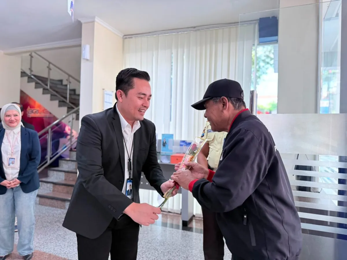 Sentuhan Hangat di Banking Hall, Saat Manajemen BRI Blitar Turun Gunung Sapa Nasabah di Hari Pelanggan Nasional 2026
