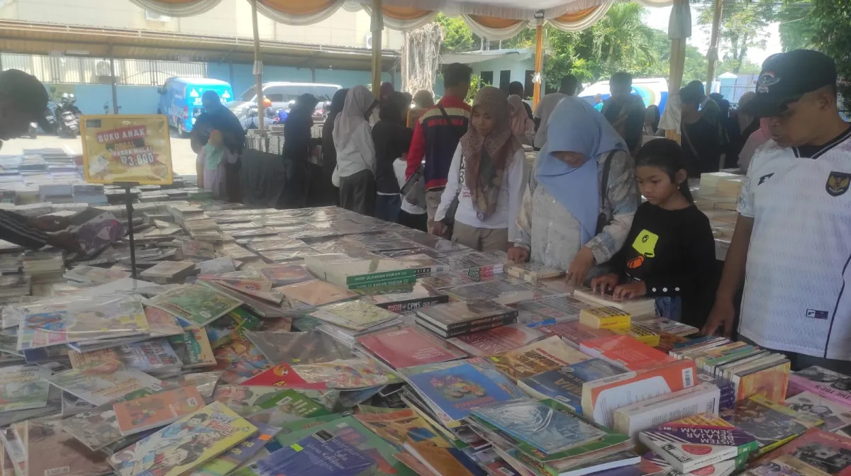 Bakar Semangat Literasi, Bazar Buku Murah Jombang Diserbu Warga hingga Hadirkan Program Donasi