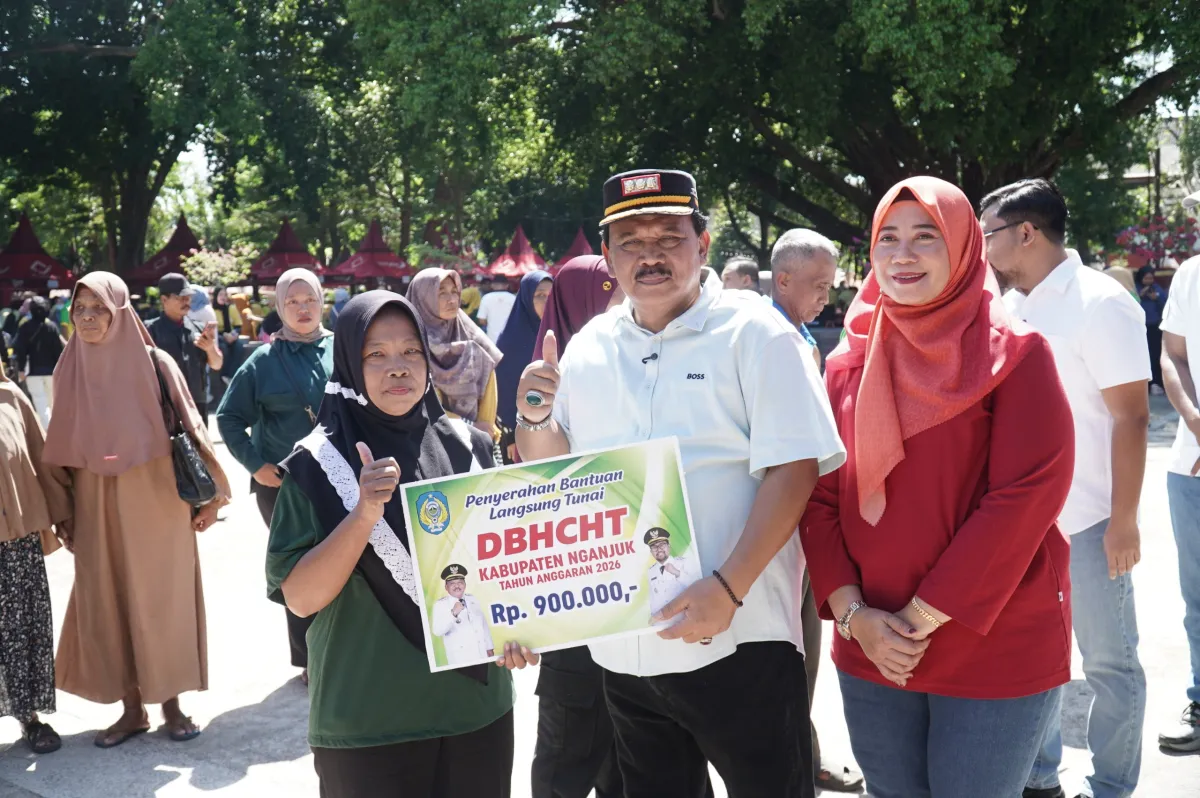 Apresiasi Pahlawan Devisa Daerah, Kang Marhaen Bagikan BLT DBHCHT untuk Ribuan Buruh Rokok