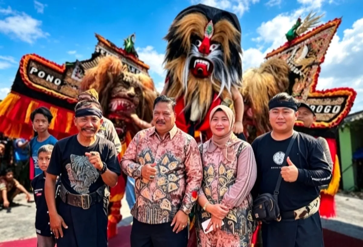 Lestarikan Budaya Lokal, Kang Marhaen dan Ibu Yuni Disambut Atraksi Memukau Reog Gembong Asmoro di Katerban Baron